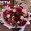 11 бордовых пионов с кустовой пионовидной розой Джульетта