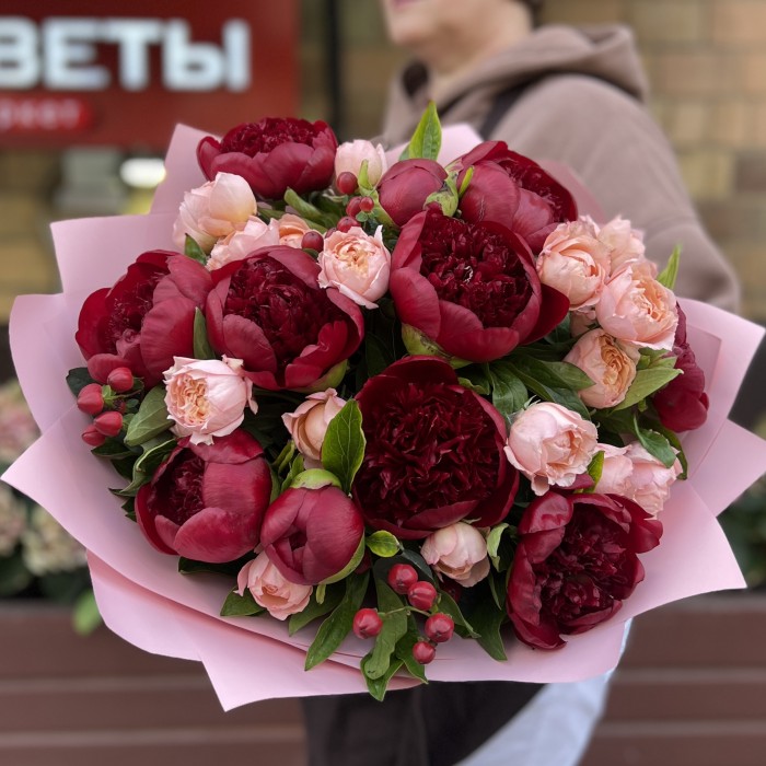 11 бордовых пионов с кустовой пионовидной розой Джульетта