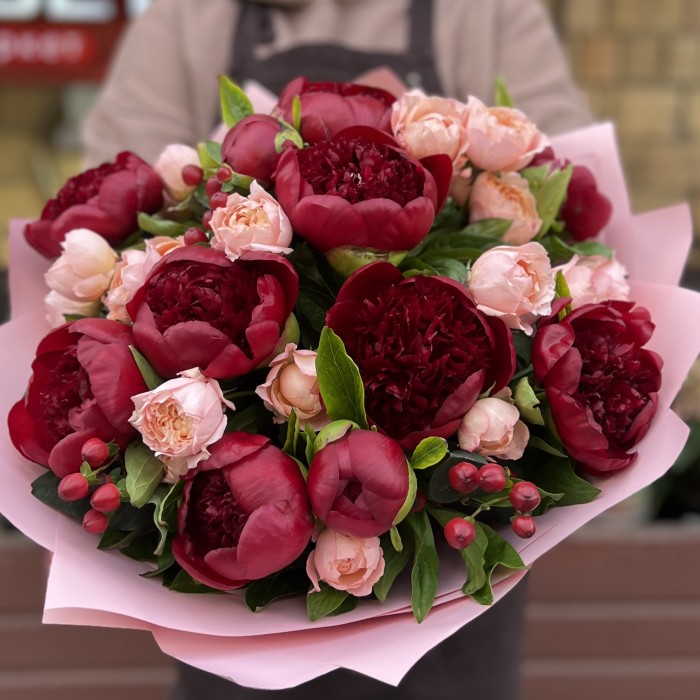11 бордовых пионов с кустовой пионовидной розой Джульетта