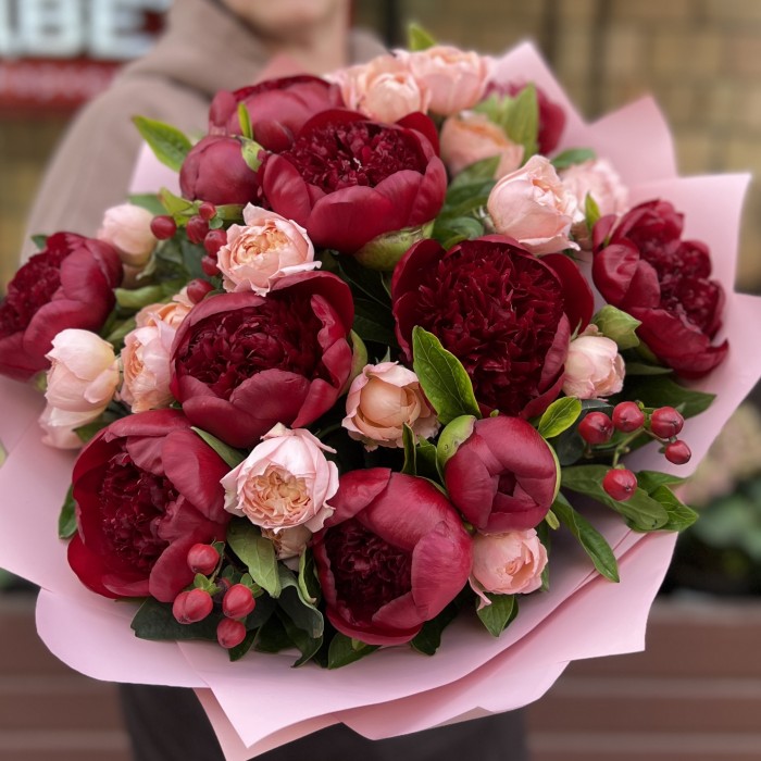 11 бордовых пионов с кустовой пионовидной розой Джульетта