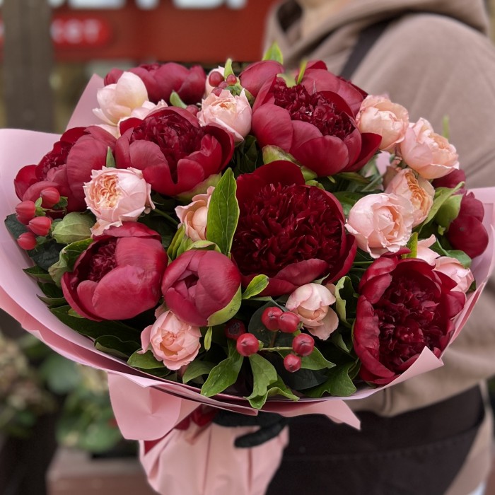 11 бордовых пионов с кустовой пионовидной розой Джульетта