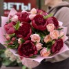 11 бордовых пионов с кустовой пионовидной розой Джульетта