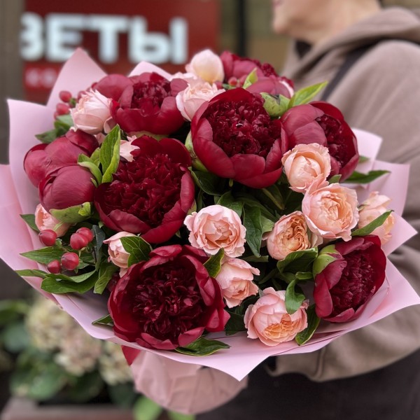 11 бордовых пионов с кустовой пионовидной розой Джульетта