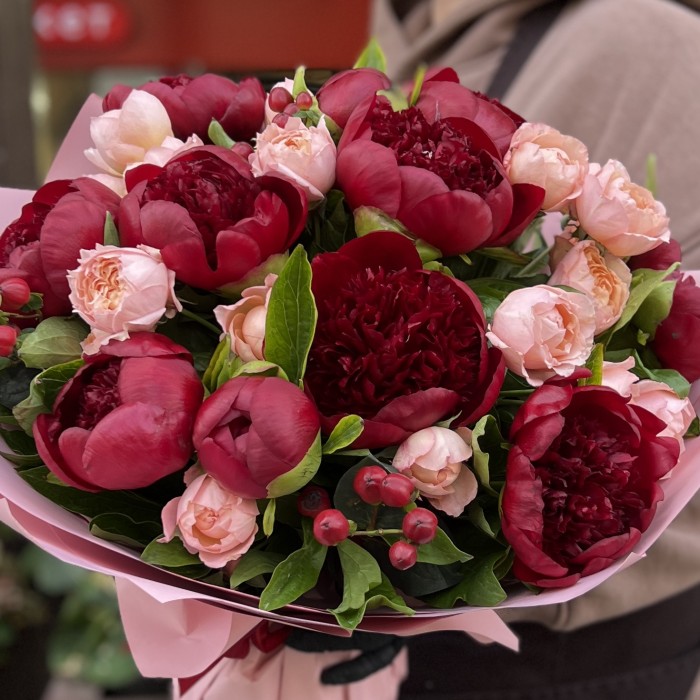 11 бордовых пионов с кустовой пионовидной розой Джульетта