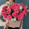 11 кустовых малиновых роз Глория в коробке