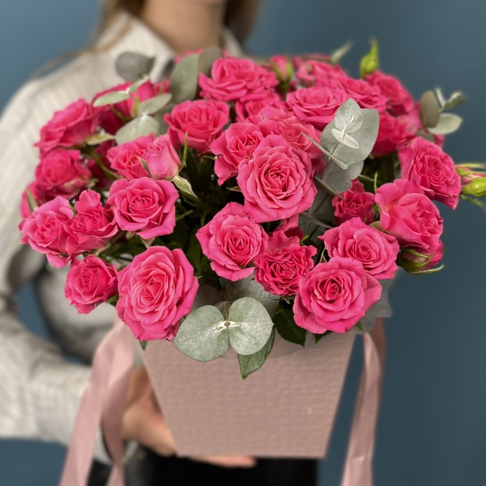 11 кустовых малиновых роз Глория в коробке