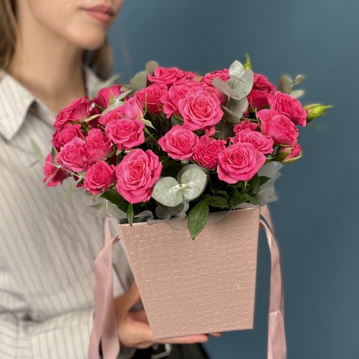 11 кустовых малиновых роз Глория в коробке