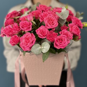 11 кустовых малиновых роз Глория в коробке