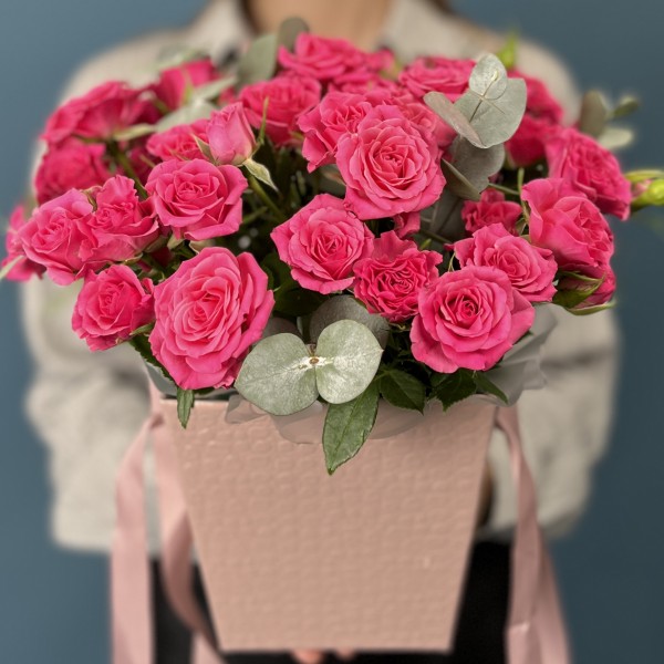 11 кустовых малиновых роз Глория в коробке