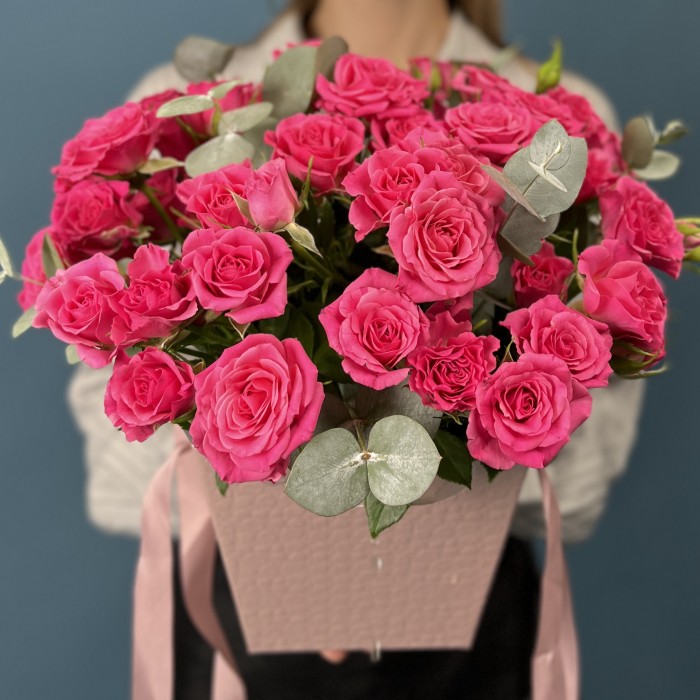 11 кустовых малиновых роз Глория в коробке