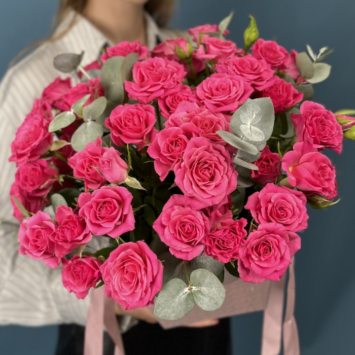 11 кустовых малиновых роз Глория в коробке