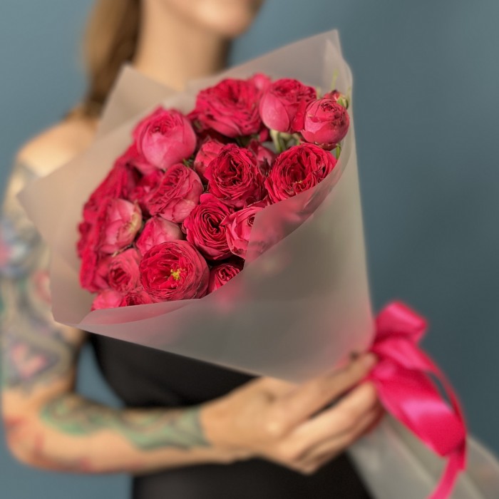 7 кустовых пионовидных роз Роял трендсеттер 40 см