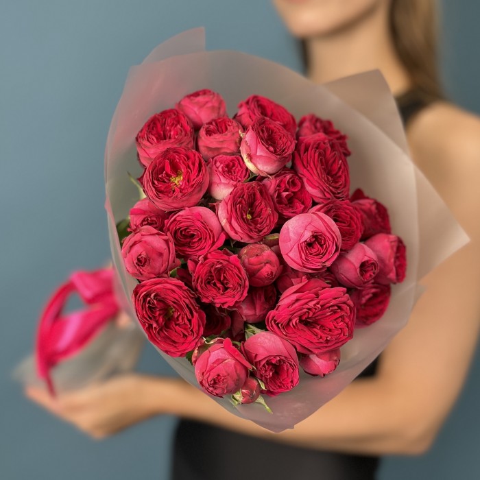 7 кустовых пионовидных роз Роял трендсеттер 40 см