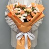 25 оранжевых и персиковых гвоздик микс