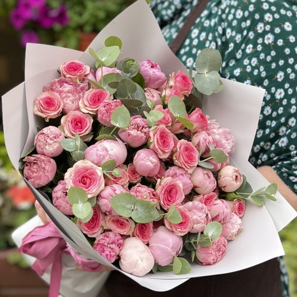 Букет с пионами Сара Бернар и кустовой розой