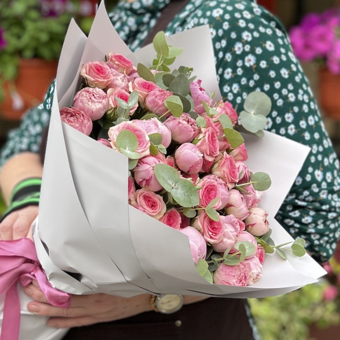 Букет с пионами Сара Бернар и кустовой розой