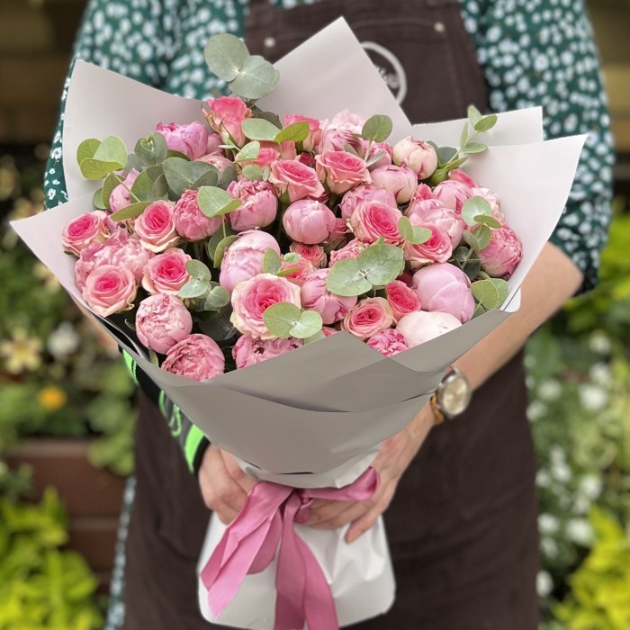 Букет с пионами Сара Бернар и кустовой розой