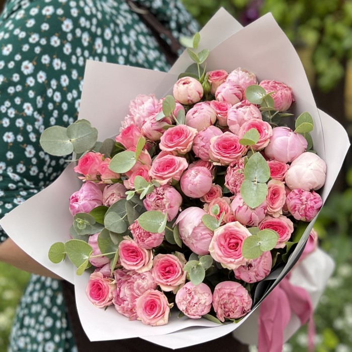 Букет с пионами Сара Бернар и кустовой розой