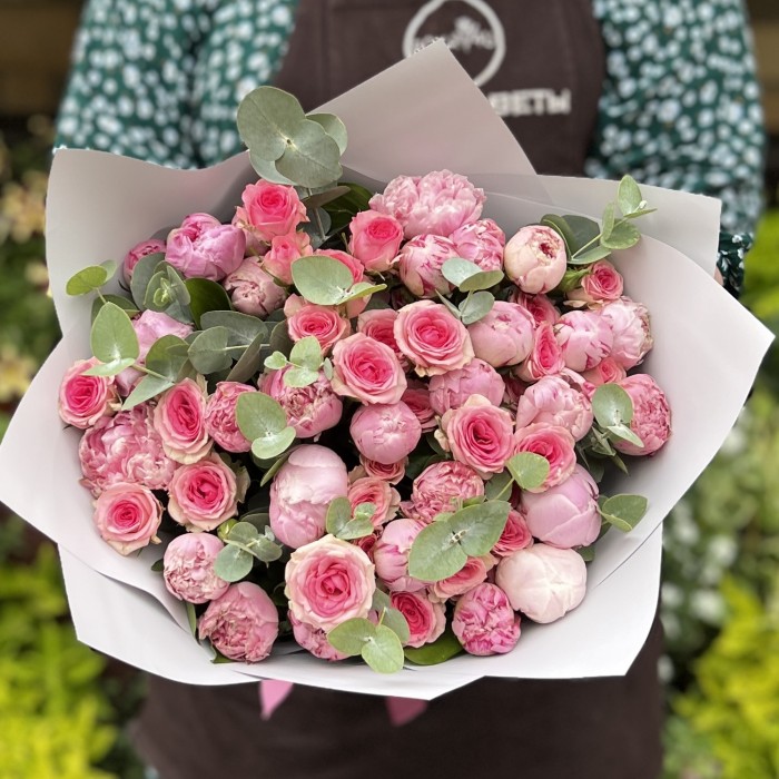 Букет с пионами Сара Бернар и кустовой розой