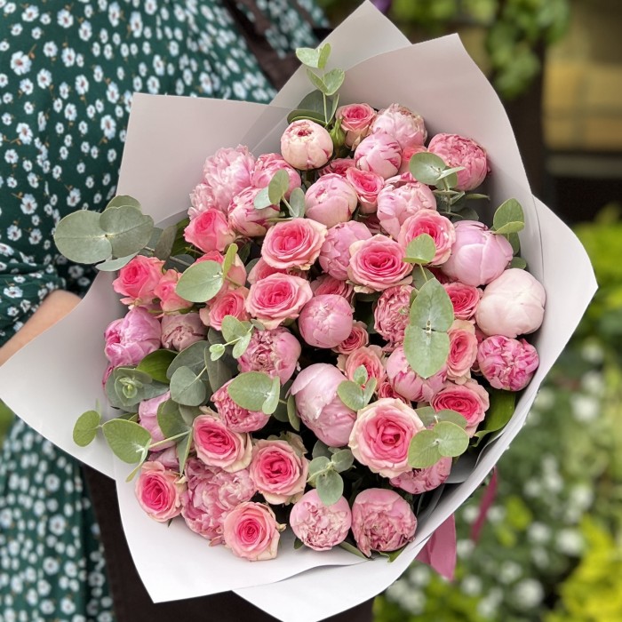 Букет с пионами Сара Бернар и кустовой розой