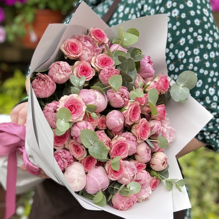 Букет с пионами Сара Бернар и кустовой розой