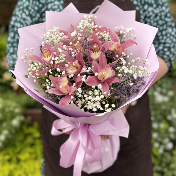 9 розовых орхидей с гипсофилой