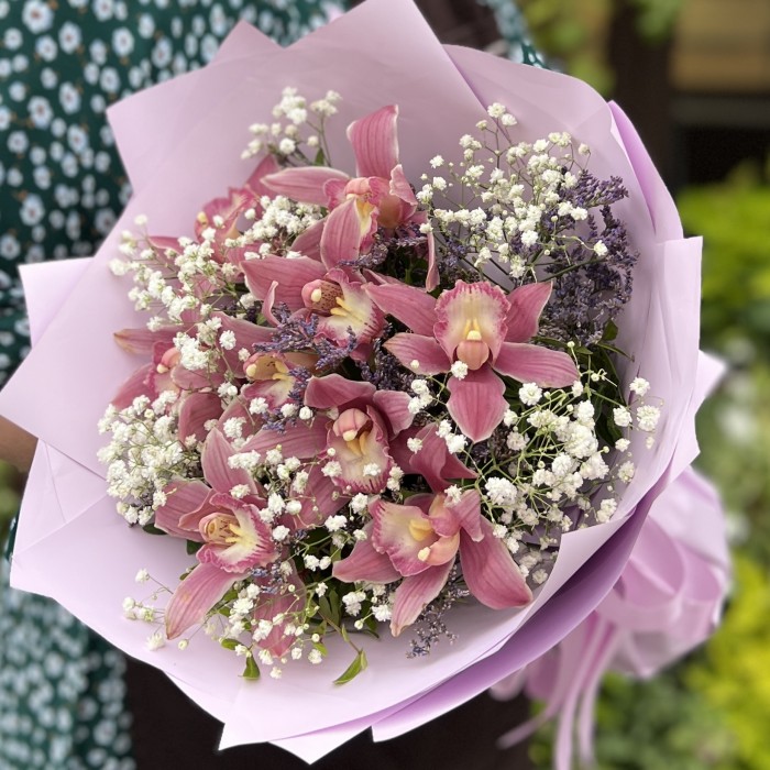 9 розовых орхидей с гипсофилой