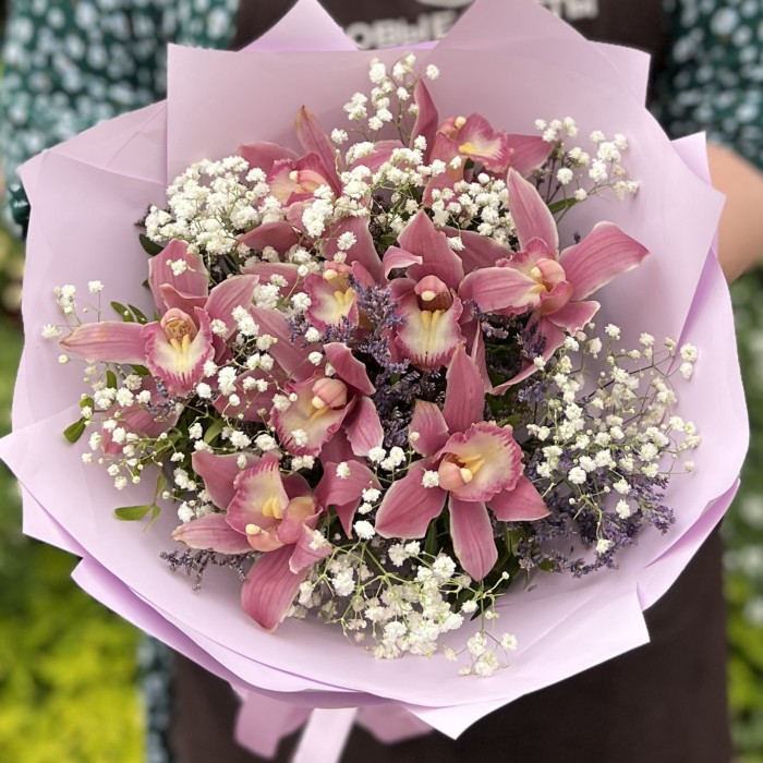9 розовых орхидей с гипсофилой