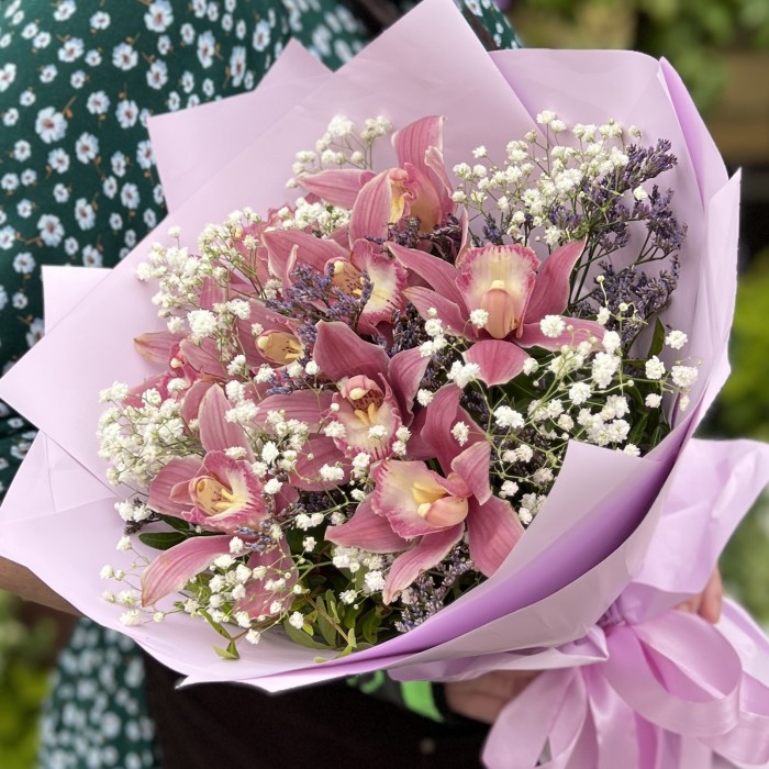 9 розовых орхидей с гипсофилой