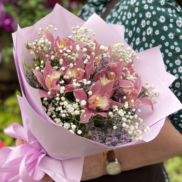 9 розовых орхидей с гипсофилой