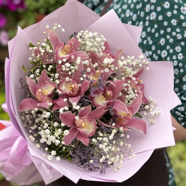 9 розовых орхидей с гипсофилой