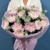 15 сиреневых хризантем с эвкалиптом