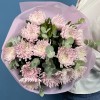 15 сиреневых хризантем с эвкалиптом