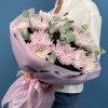 15 сиреневых хризантем с эвкалиптом