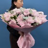 25 сиреневых хризантем с эвкалиптом