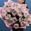 25 сиреневых хризантем с эвкалиптом