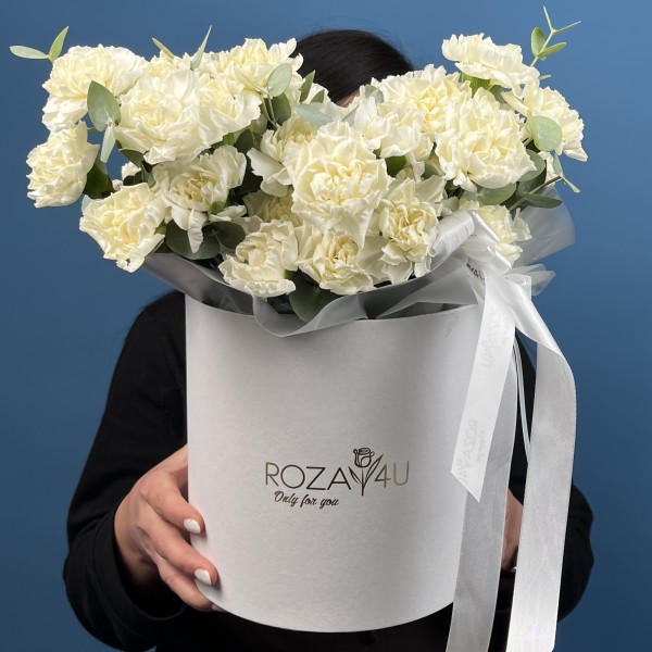 51 белая гвоздика в коробке