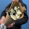 5 белых гвоздик с эвкалиптом