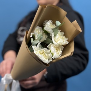 5 белых гвоздик с эвкалиптом