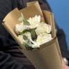 5 белых гвоздик с эвкалиптом