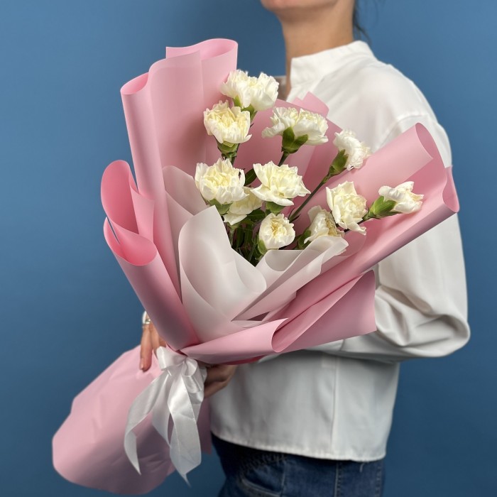 11 белых гвоздик