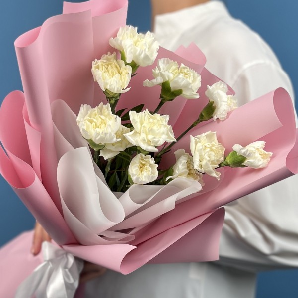 11 белых гвоздик