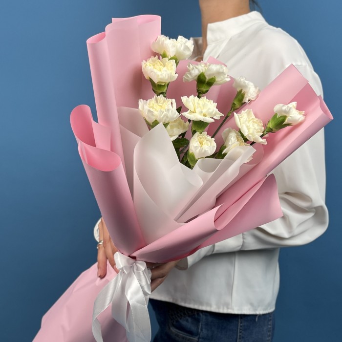 11 белых гвоздик