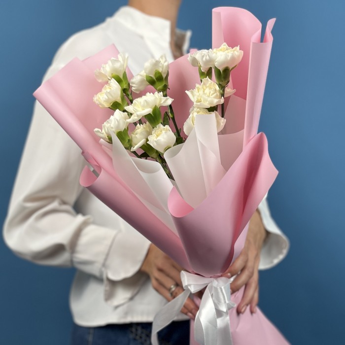 11 белых гвоздик