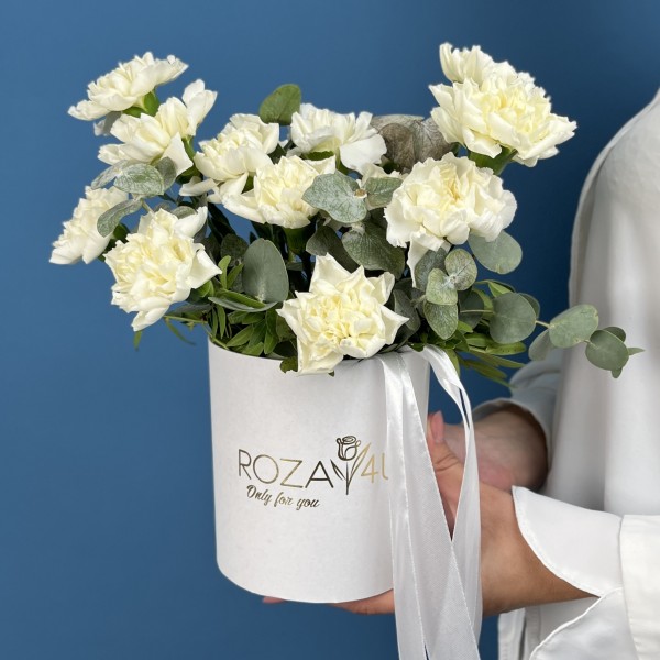 15 белых гвоздик с эвкалиптом в коробке