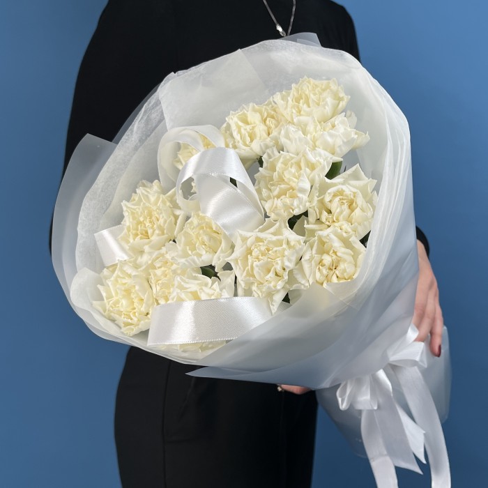 15 белых гвоздик