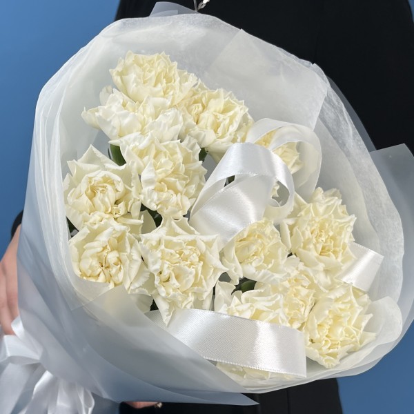 15 белых гвоздик