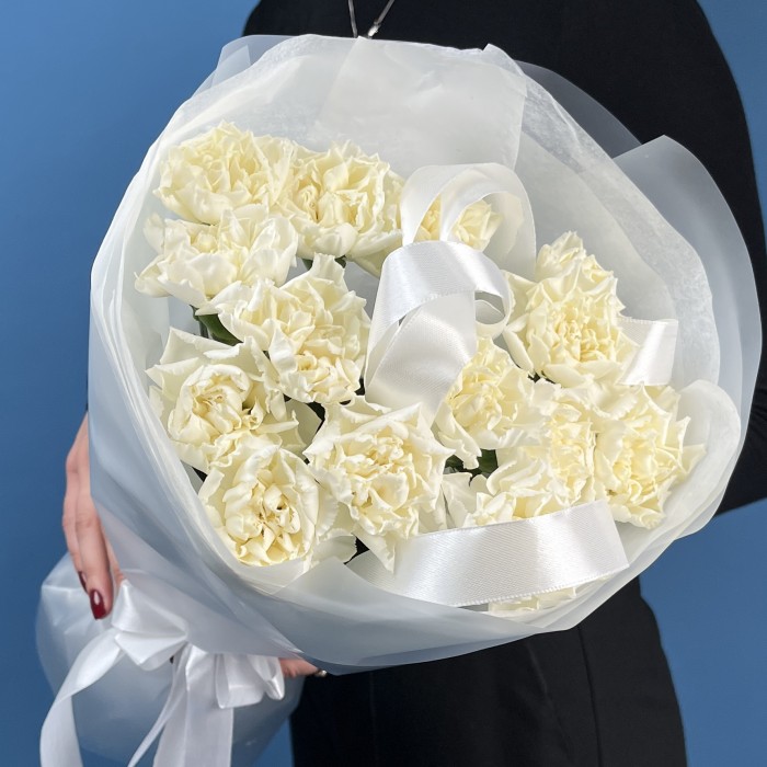 15 белых гвоздик