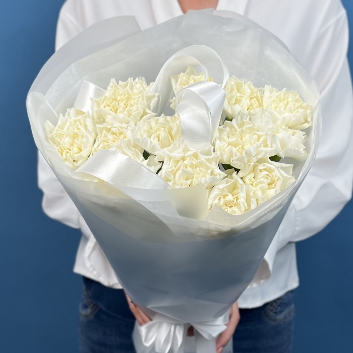 15 белых гвоздик
