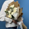 9 белых гвоздик с эвкалиптом